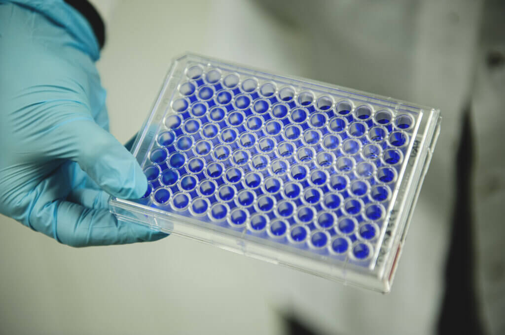 96-kuoppamaljan kuopissa kasvavissa soluissa testataan potentiaalisia antiviraalisia aineita virusten kanssa. Jos kuopan väri on sininen, molekyylit estävät virusinfektiota.