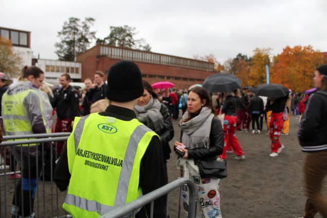 Järjestyksenvalvojat huolehtivat tapahtuma-alueen sisäänkäynnin turvallisuudesta.