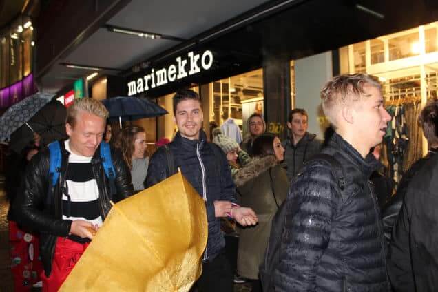 Keskustan ravintoloihin oli paikoin jonoa.